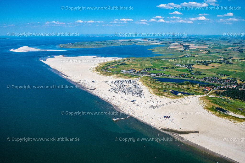 St. Peter-Ording_Parklatz_Am_Strand_ELS_0469130822 | SANKT PETER-ORDING 13.08.2022 Küsten- Landschaft am Sandstrand der Badestelle Ording Nord im Ortsteil St. Peter-Ording in Sankt Peter-Ording im Bundesland Schleswig-Holstein, Deutschland. Am Strand vor St. Peter- Ording ist in den Monaten März bis Ende Oktober das Strand- Parken gegen Gebühr erlaubt. Strandparkplatz am Weststrand. // Coastal landscape on the sandy beach of the bathing area Ording Nord in the district St Peter-Ording in Sankt Peter-Ording in the state Schleswig-Holstein, Germany. Foto: Martin Elsen