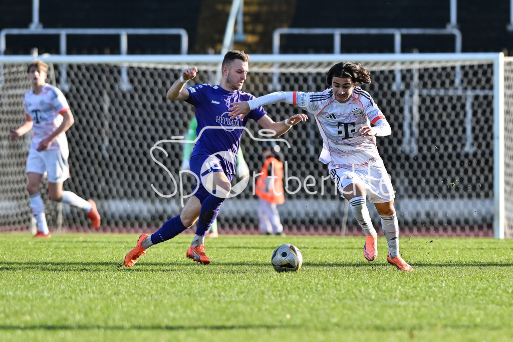 TSV Schwaben Augsburg - FC Bayern Amateure | AUGSBURG, GERMANY - 29. NOVEMBER: im Duell Lukas RAMSER (TSV Schwaben Augsburg 10) und Adin LICINA (FC Bayern München II 8) beim Ligaspiel zwischen dem TSV Schwaben Augsburg und den Amateuren des FC Bayern am 20. Spieltag der Regionalliga Bayern im Rosenaustadion