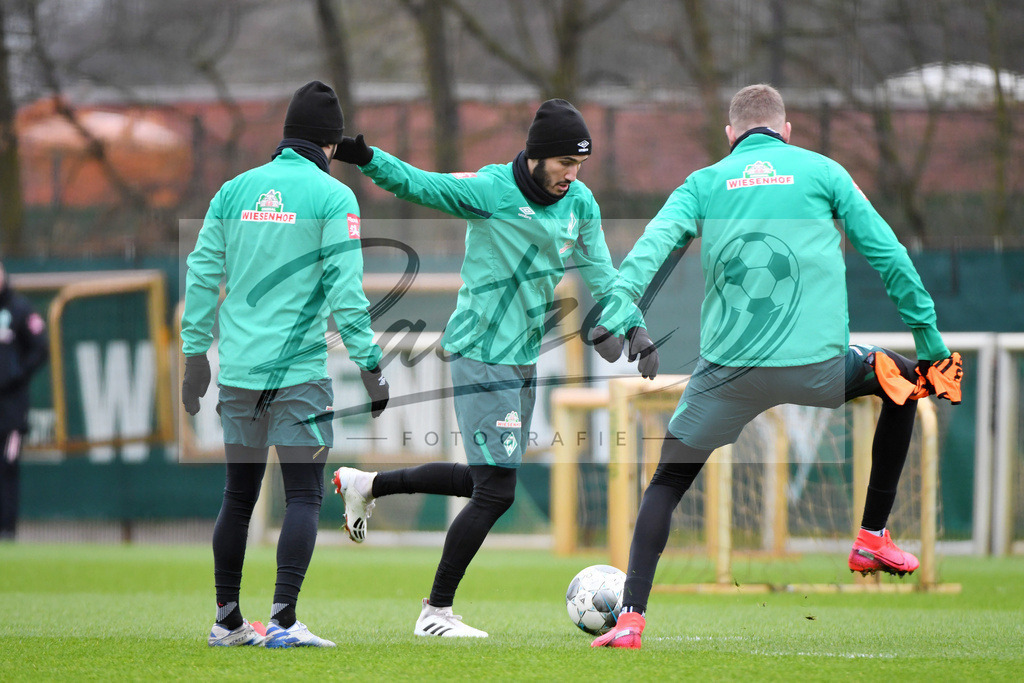 20200227_TRASVW_0026 | Fussball, Herren: Nuri Sahin (Werder Bremen) in Aktion, am Ball, Einzelaktion waehrend der Trainingseinheit des SV Werder Bremen auf dem Trainingsplatz am wohninvest Weserstadion am 27.02.2020 in Bremen, Deutschland. - Realisiert mit Pictrs.com
