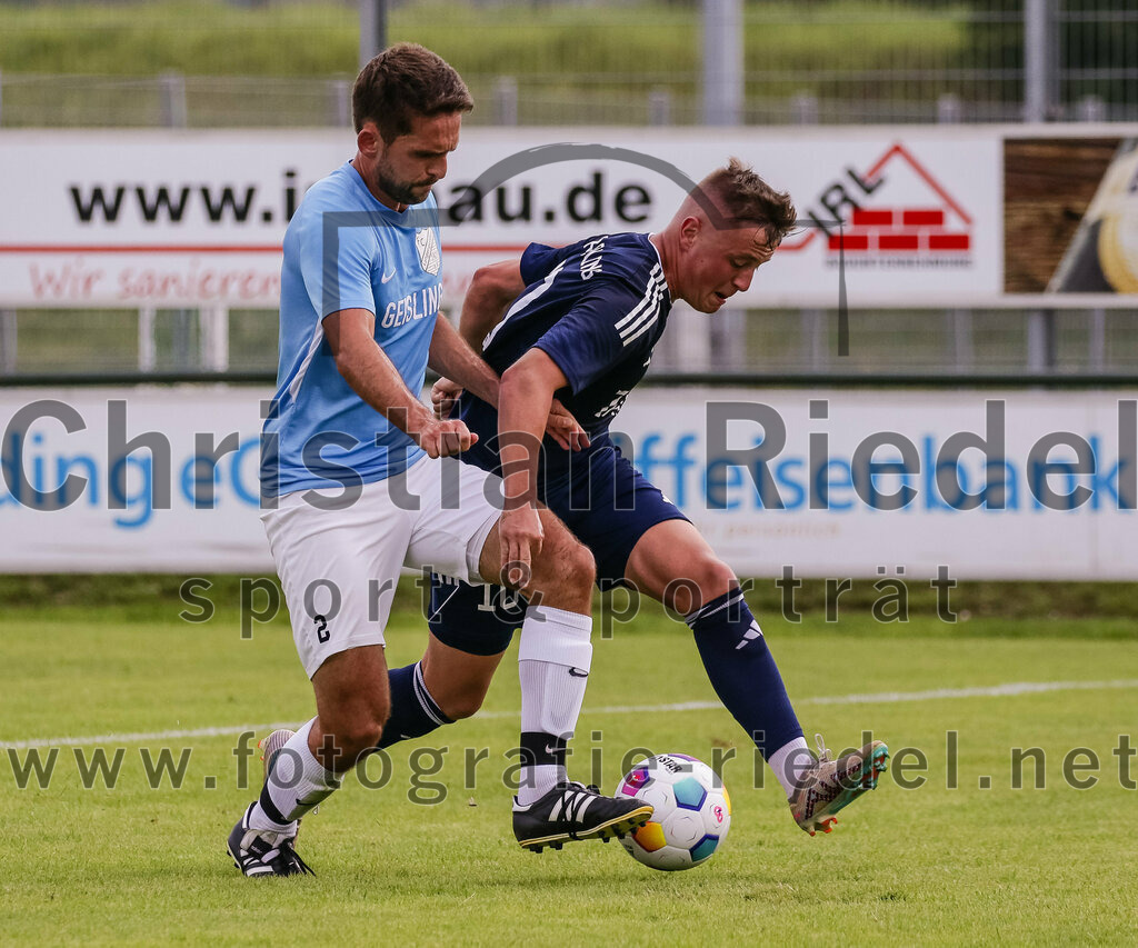 2023-08-26_113_FC_Langengeisling_gegen_TuS_Raubling | Erding, Deutschland, 26.08.2023:
Fußball, Bezirksliga Oberbayern Ost 2023 / 2024, 6. Spieltag, FC Langengeisling gegen TuS Raubling, Endergebnis: 2:0

Lucas Seeholzer (FC Langengeisling, #2), Alexander Lallinger (TuS Raubling, #10)

Foto: Christian Riedel / fotografie-riedel.net