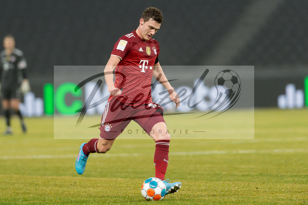 BSCFCB20220123_290 | Fussball, Herren: Benjamin Pavard (FC Bayern Muenchen) in Aktion, am Ball, Einzelaktion bei dem Spiel der 1. Bundesliga zwischen Hertha BSC und FC Bayern Muenchen im Olypiastadion am 23.01.2022 in Berlin, Deutschland.DFB / DFL REGULATIONS PROHIBIT ANY USE OF PHOTOGRAPHS AS IMAGE SEQUENCES AND/OR QUASI-VIDEO. - Realisiert mit Pictrs.com
