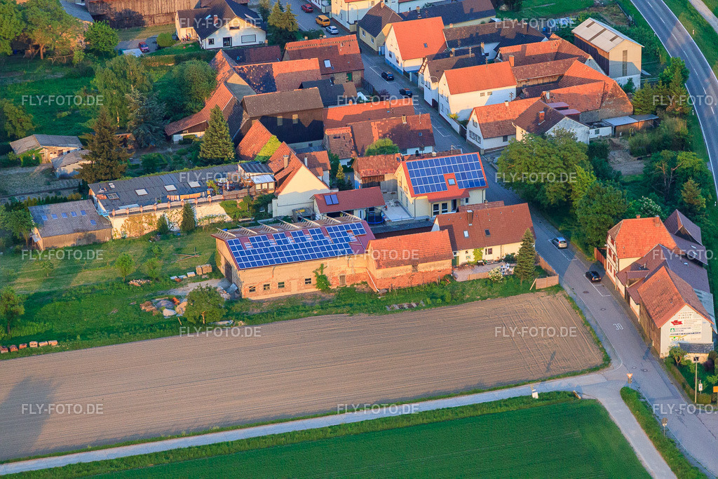 Stoffhalle Kissenzauber in der Brehmstraße http://www.kissenzauber.de/ | Luftbild: Stoffhalle Kissenzauber in der Brehmstraße http://www.kissenzauber.de/ im Ortsteil Minderslachen in Kandel im Bundesland Rheinland-Pfalz in Deutschland. Foto: IMG_40614.jpg vom 01.05.2011 durch Werner Riehm/FLY-FOTO.de - Realisiert mit Pictrs.com