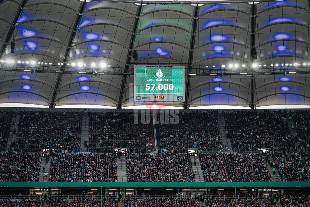 Fußball | Frauen | Saison 2024/2025  | DFB-Pokal der Frauen | Halbfinale | Hamburger SV vs. Werder Bremen | 23.03.2025 | Die Zuschauerzahl auf der Video Wall Anzeigetafel 57000 ausverkauft