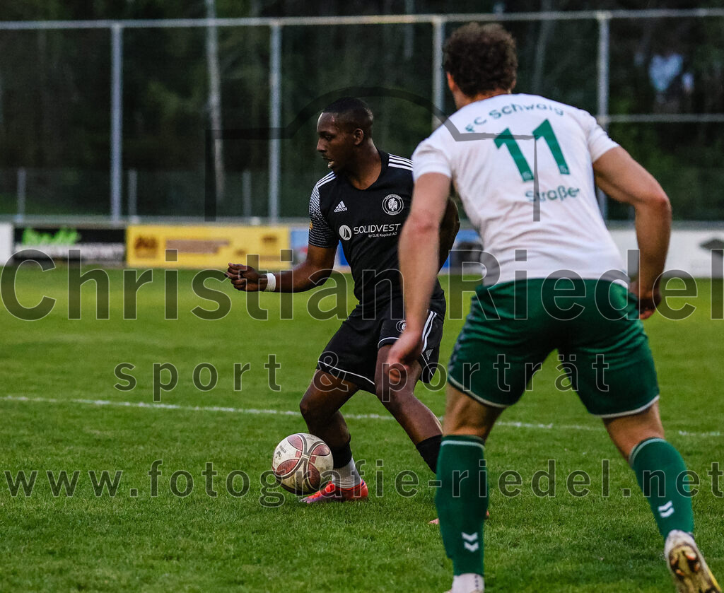 2024-04-05_039_FC_Schwaig_gegen_SV_Pullach | Oberding, Deutschland, 05.04.2024:
Fußball, Landesliga Südost 2023 / 2024, 28. Spieltag, FC Schwaig gegen SV Pullach, Endergebnis: 2:0

Kevin Nsimba (SV Pullach, #32), Markus Straßer (FC Schwaig, #11)

Foto: Christian Riedel / fotografie-riedel.net