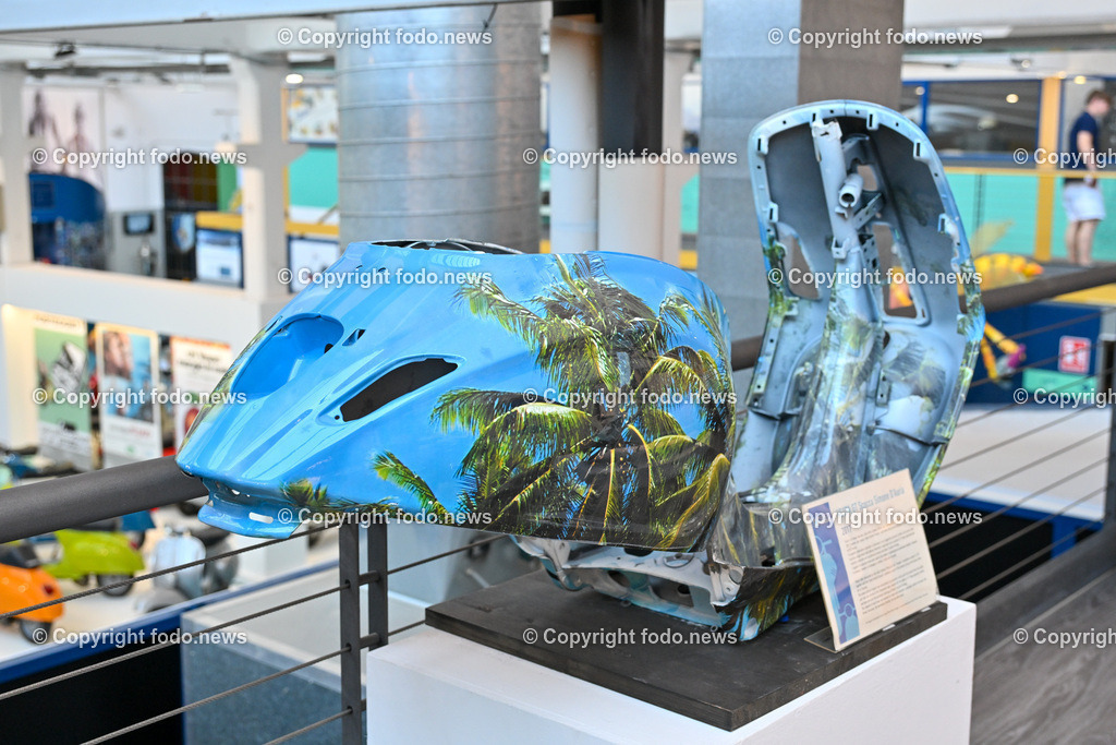 Italien_ Toskana_ Provinz Pisa_ Pontedera_ Vespa_ 29.05.2024-44 | 29.05.2024, Italien, ITA, Toskana, Pontedera im Bild Piaggio, Vespa, Museum

Piaggio ist ein italienischer Fahrzeughersteller mit Sitz in Pontedera. Das Unternehmen produziert verschiedene Mofas und Motorroller, unter anderem die Vespa, das Lastendreirad Ape sowie den Kleintransporter Porter. Zum Konzern gehören auch die Motorradmarken Aprilia, Derbi, Gilera, Laverda und Moto Guzzi. 
Quelle: Wikipedia