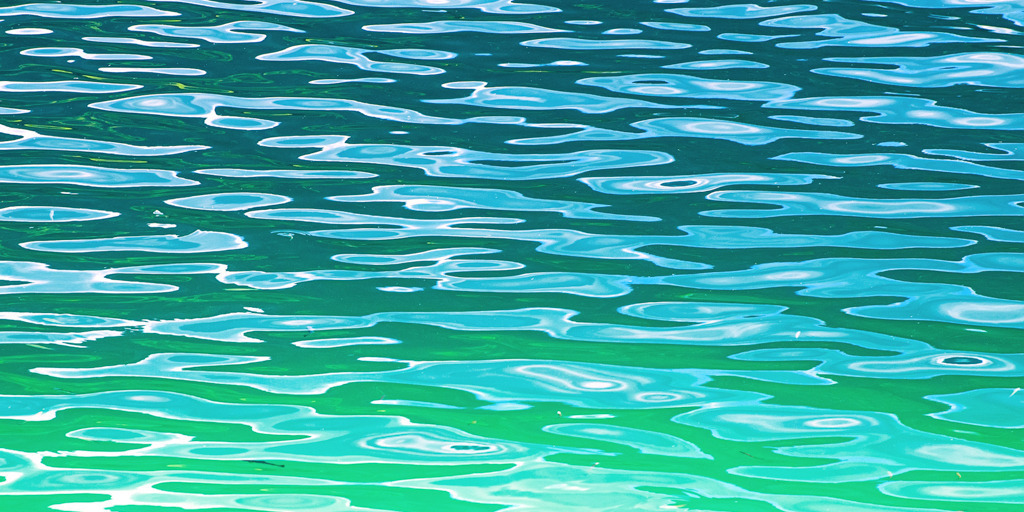 Türkisfarbene Wellenmuster an einem Alpensee, Österreich | Best. Nr. oe_2013_05_0080.
Anwendungsvorschläge finden Sie hier: https://shop.soulimages.eu/img/414f01 (Rezeption einer Arztpraxis), https://shop.soulimages.eu/img/9fnb29 (Wartebereich eines Krankenhauses). Weitere Einrichtungsbeispiele sind in der Galerie "Anwendungsvorschläge" zusammengestellt. - Realisiert mit Pictrs.com