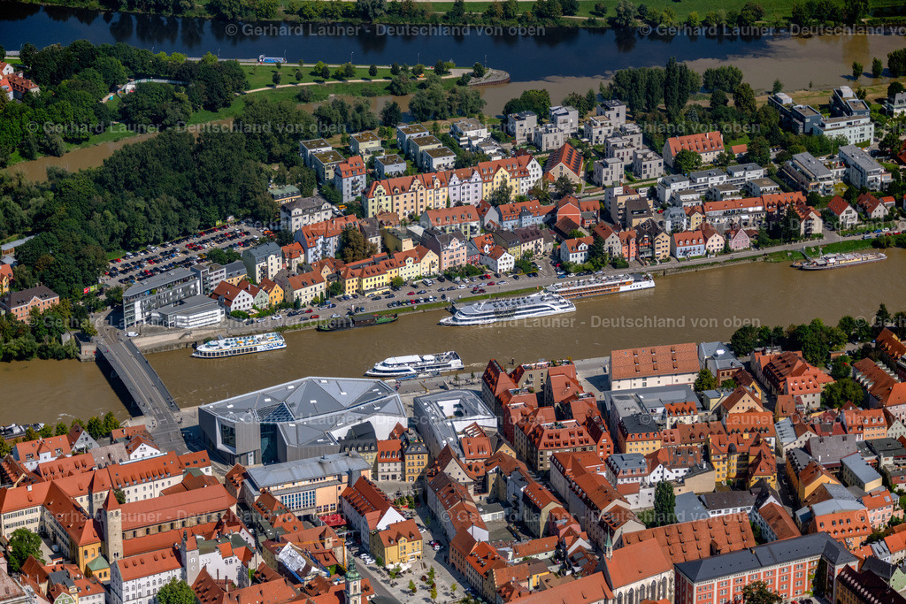4050789 | REGENSBURG 02.09.2021 Museums- Gebäude- Ensemble " Haus der Bayerischen Geschichte - Museum " am Donaumarkt in Regensburg im Bundesland Bayern, Deutschland. Weiterführende Informationen bei: Bayerisches Staatsministerium für Wissenschaft und Kunst,  RIEDEL BAU AG HOLDING,  wörner traxler richter planungsgesellschaft mbh. // Museum building ensemble " Haus of Bayerischen Geschichte - Museum " on Donaumarkt in Regensburg in the state Bavaria, Germany. Further information at: Bayerisches Staatsministerium fuer Wissenschaft und Kunst,  RIEDEL BAU AG HOLDING,  woerner traxler richter planungsgesellschaft mbh. Foto: Gerhard Launer