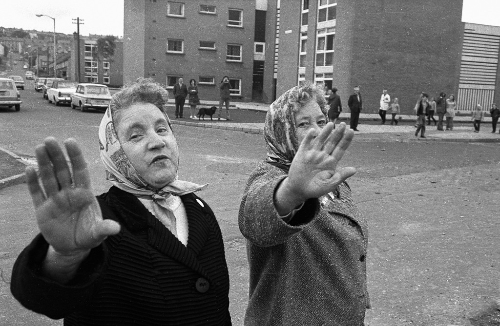015-buergerkrieg-nordirland-04 | In der Bogside, dem katholischen Stadtteil von Derry/Londonderry: Szene am Rand einer Demonstration von Sinn Fein, dem politischen Arm der IRA - Realisiert mit Pictrs.com