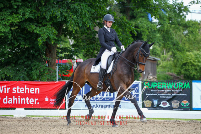 DKP41638 | Turnierfotos kaufen im Webshop von Daniel Kuhl Photography – entdecke professionelle Reitsportfotos aus Turnieren & Events. Hochwertige Turnierbilder online bestellen & sichern. Jetzt Fotos von Reitsportturnieren kaufen!