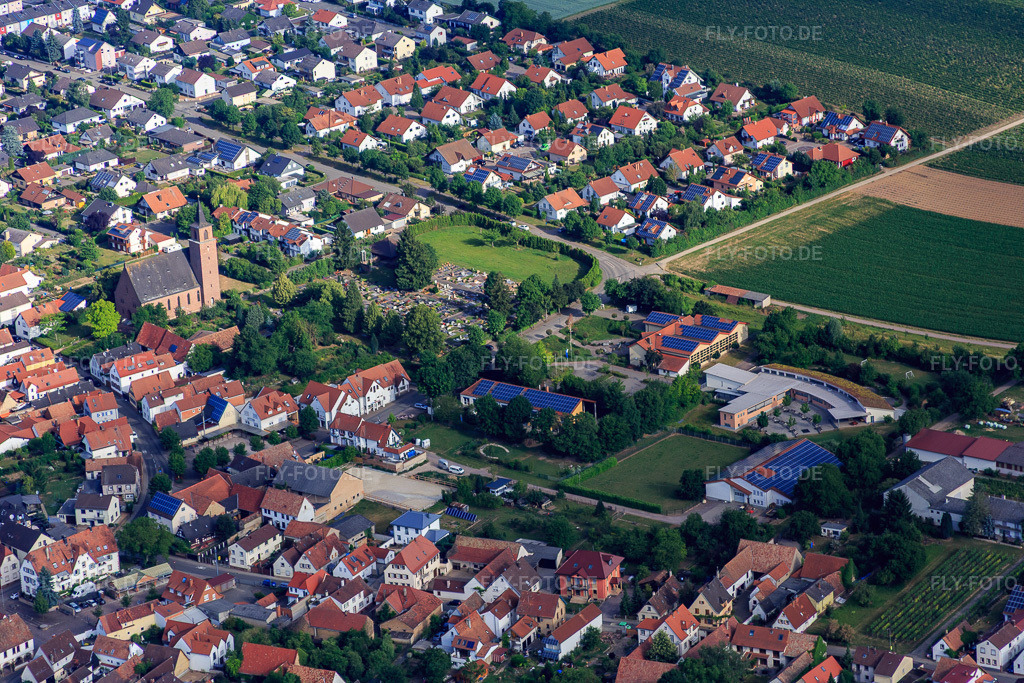 Luftbild: Dalberghalle und Grundschule Essingen in Essingen im Bundesland Rheinland-Pfalz in Deutschland. Foto: IMG_080928.jpg vom 14.06.2015 durch Werner Riehm/FLY-FOTO.deGrundschule Essingen