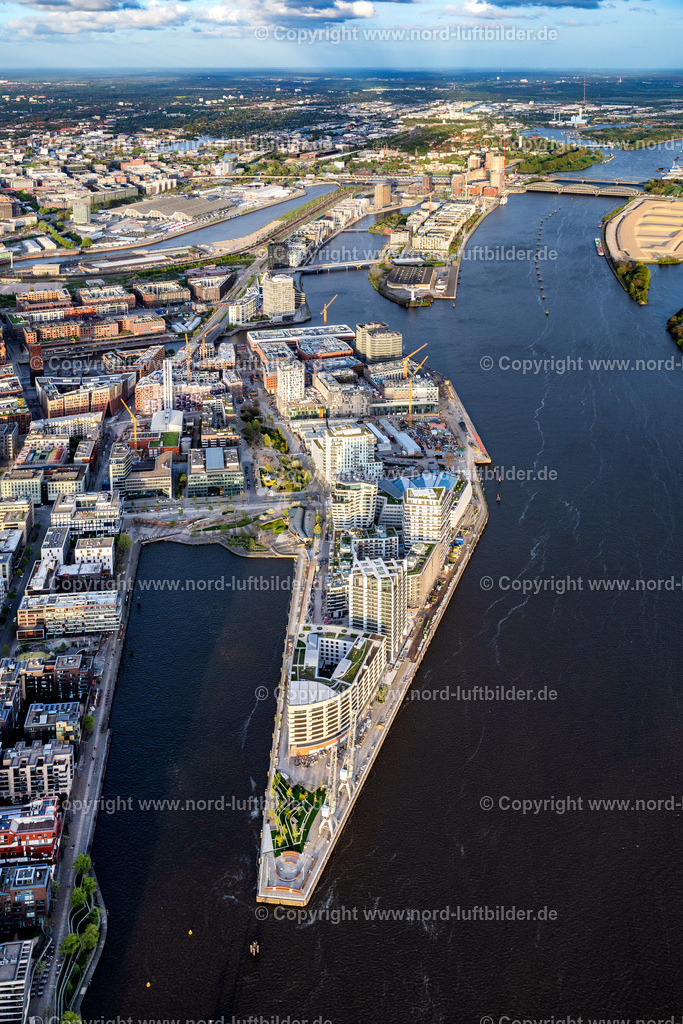 Hamburg_Hafencity_Sandtorkai_Baustelle_ELS_1796140424 | HAMBURG 14.04.2024 Baustelle zum Neubau einer Mehrfamilienhaus- Wohnanlage der " DC DEVELOPMENTS GMBH & CO. KG " am Strandkai im Ortsteil HafenCity in Hamburg, Deutschland. Weiterführende Informationen bei: AUG. PRIEN Immobilien  Gesellschaft für Projektentwicklung mbH,  DC Developments GmbH & Co. KG,  Hadi Teherani Architects GmbH,  Ingenhoven architects GmbH,  KoHa Bauausführungen und Immobilien GmbH,  LRW Architekten und Stadtplaner Loosen, Rüschoff + Winkler  PartG mbB,  leonwohlhage Gesellschaft von Architekten mbH. // Construction site to build a new multi-family residential complex of " DC DEVELOPMENTS GMBH & CO. KG " on Strandkai in the district HafenCity in Hamburg, Germany. Further information at: AUG. PRIEN Immobilien  Gesellschaft fuer Projektentwicklung mbH,  DC Developments GmbH & Co. KG,  Hadi Teherani Architects GmbH,  Ingenhoven architects GmbH,  KoHa Bauausfuehrungen und Immobilien GmbH,  LRW Architekten und Stadtplaner Loosen, Rueschoff + Winkler  PartG mbB,  leonwohlhage Gesellschaft von Architekten mbH. Foto: Martin Elsen