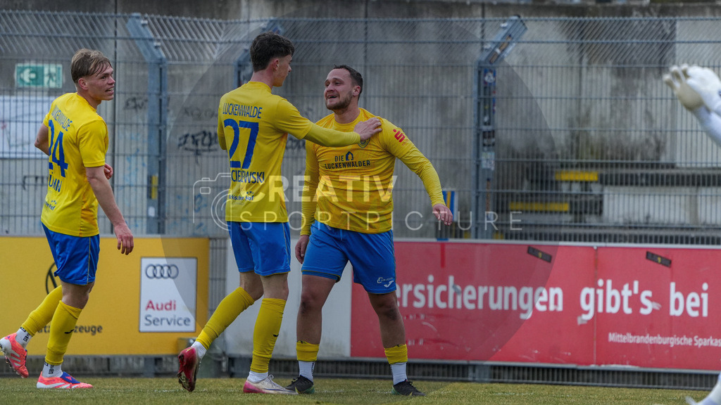 Fußball, Herren, Saison 2025/2026, Regionalliga Nordost, 26. Spieltag, FSV 63 Luckenwalde vs. Greifswalder FC, Samstag 14.03.2026, Werner-Seelenbinder-Stadion Luckenwalde, | Fußball, Herren, Saison 2025/2026, Regionalliga Nordost, 26. Spieltag, FSV 63 Luckenwalde vs. Greifswalder FC, Samstag 14.03.2026, Werner-Seelenbinder-Stadion Luckenwalde, Im Bild: Jubel beim FSV 63 Luckenwalde nach dem Ausgleichstreffer durch Lucas Will. - Realisiert mit Pictrs.com