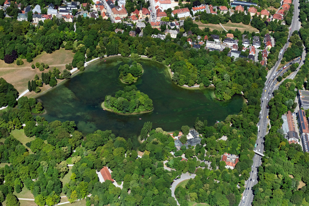 dr__0202484.jpg | MüNCHEN 29.06.2023 Kleinhesseloher See mit Inseln im mittleren Englischen Garten in München im Bundesland Bayern. // Lake Kleinhesseloher See and islands in the middle part of the English Garden in Munich in the state of Bavaria. Foto: Daniel Reiter