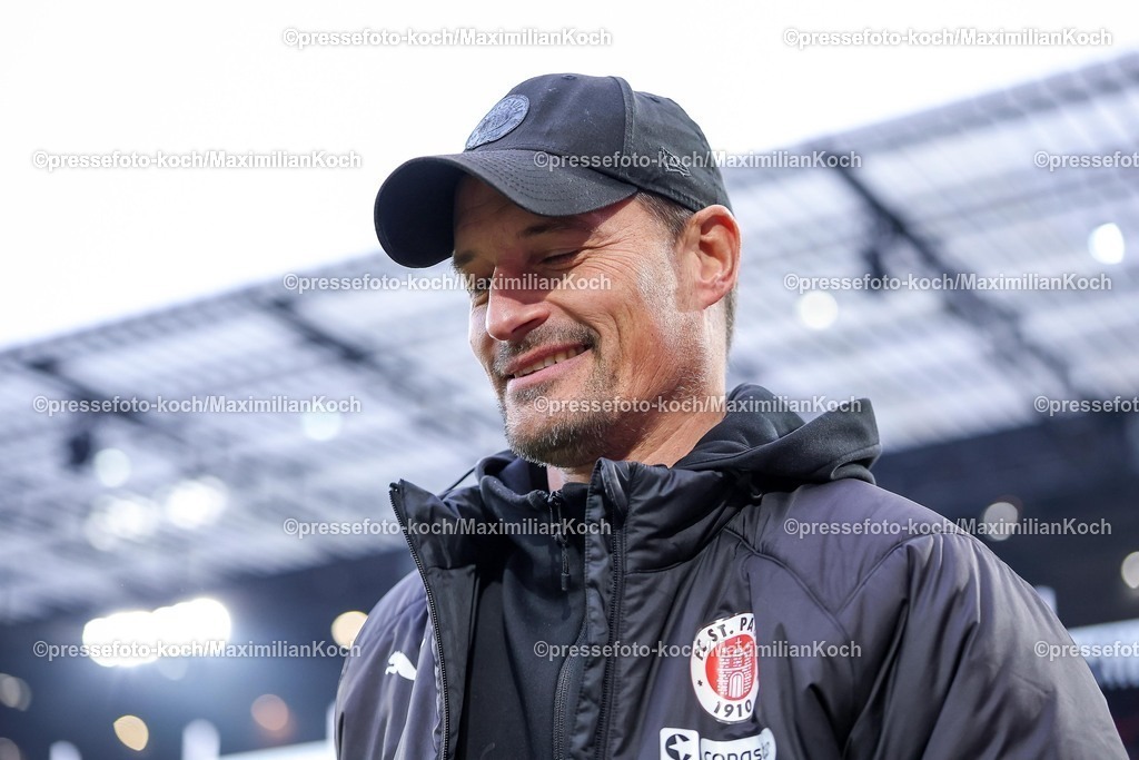 1FC06122501011 | 06.12.2025, Fußball, 1. FC Köln - FC St. Pauli, 1. Fußball Bundesliga, 13. Spieltag, RheinEnergie-STADION, Saison 2025 2026: Cheftrainer Alexander Blessin (FC St.Pauli #hc)  DFB regulations prohibit any use of photographs as image sequences and or quasi-video.