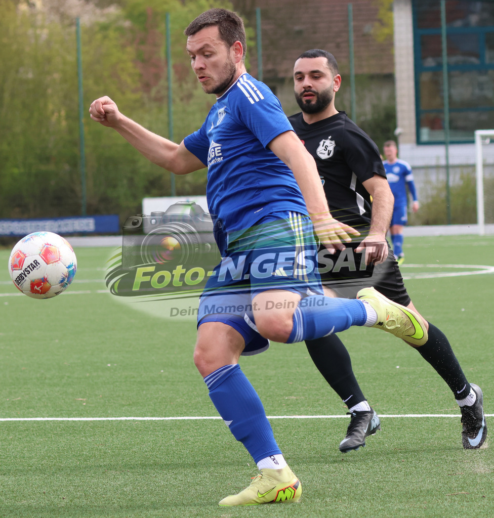 SV Enger-Westerenger - TSV Löhne | Auf dem Bild zu sehen: blau SV Enger-Westerenger: Tim Deidersen ; schwarz TSV Löhne: Emre NikbaySV Enger-Westerenger, TSV Löhne, Saison 25/26, Kreisliga A, Enger, Deutschland - Realisiert mit Pictrs.com