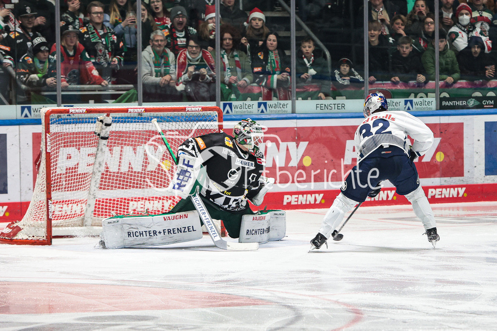 Augsburger Panther - EHC Red Bull Muenchen | Markus Keller (AEV #35) haelt in dieser Szene ganz stark gegen Nicolas APPENDINO (RBM #32)