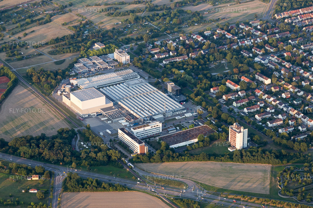 Luftbild: Werksgelände des Chemieproduzenten L'OREAL Produktion Deutschland GmbH & Co. KG im Ortsteil Nordweststadt in Karlsruhe im Bundesland Baden-Württemberg in Deutschland. Foto: IMG_109229.jpg vom 25.07.2018 durch Werner Riehm/FLY-FOTO.de