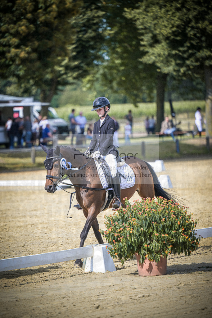 DOS_9072 | Entdecke hochwertige Reitturnierfotos von Foto Oger. Professionell, emotional und authentisch – jetzt Lieblingsmomente im Shop bestellen.Deutschlandweite Turnierfotografie. - Realisiert mit Pictrs.com
