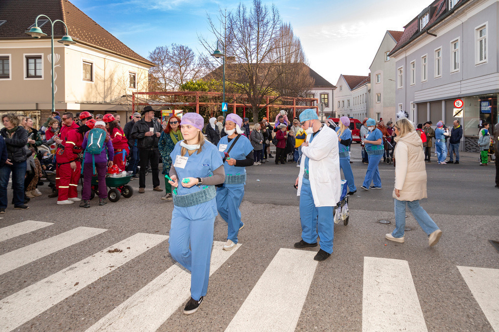 Umzug2025-201_9902 | Fotostrecke: FASCHINGSUMZUG 2025 in Loosdorf. 22 Masken(gruppen)-Teilnehmer: Loosdorfer Vereine, Wirtschaftstreibende, Gemeindeabordnungen sowie Kreditinstitute. rund 700 Besucher entlang der Hauptstrasse. Veranstaltungs-Sicherung durch Mannschaft der FF-Loosdorf mit schwerem Gerät. Maskenprämierung am EKZ-Platz durch Bgm. Thomas Vasku in den Kategorien: Bester Festwagen (Fa. gkonzept-Groissenberger; Beste Personengruppe-ASK-Loosdorf; Beste Einzelperson; Weiteste Anreise-FF Schollach;