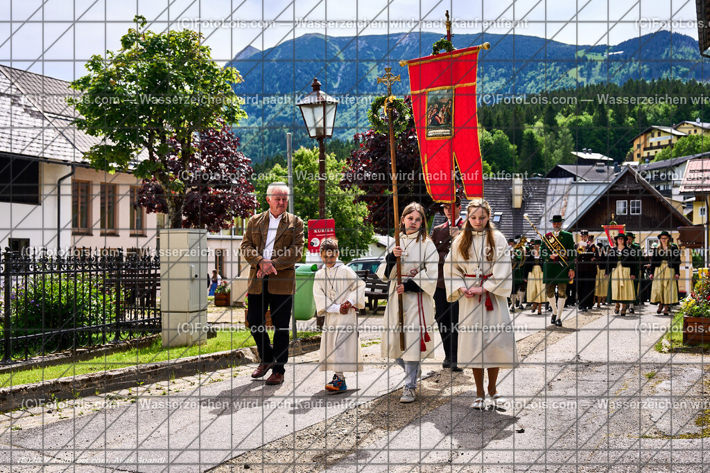 ALP7865_Fronleichnam_Lackenhof_Ministranten | (C)FotoLois.com, Alois Spandl. FRONLEICHNAM in Lackenhof mit Pfarrer Norbert Burmettler, Musikkapelle, Feuerwehr, Goldhaubengruppe und vielen LackenhoferInnen, Do 30. Mai 2024.