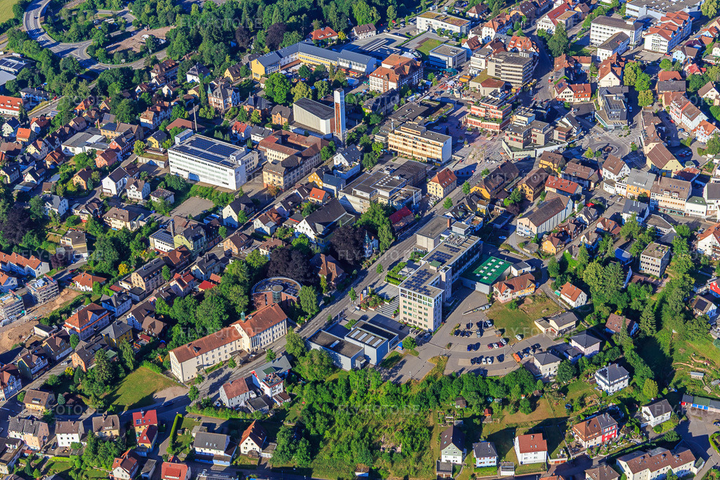 Luftbild: Bahnhofstraße mit Jugend-Musikschule St. Georgen-Furtwangen e.V. , Hotel FederWERK GmbH und Kirche St. Georg im Ortsteil Saint Georgen im Schwarzwald in St. Georgen im Schwarzwald im Bundesland Baden-Württemberg in Deutschland.Foto: IMG_149187.jpg vom 29.06.2025 durch Werner Riehm/FLY-FOTO.deJugendmusikschule St. Georgen-Furtwangen e.VHotel FederWERK - Hotel in St. Georgen im SchwarzwaldWWW.KATH-STGEORGEN-TENNENBRONN.DE