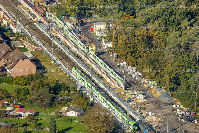 Voerde241009297 | Luftbild, Hbf Bahnhof Voerde, Baustelle Brücke Steinstraße, Ausbau der Betuweroute und Betuwe-Linie Eisenbahnstrecke, Baustelle mit Schallschutzwand, S-Bahn Zug, Voerde, Ruhrgebiet, Niederrhein, Nordrhein-Westfalen, Deutschland