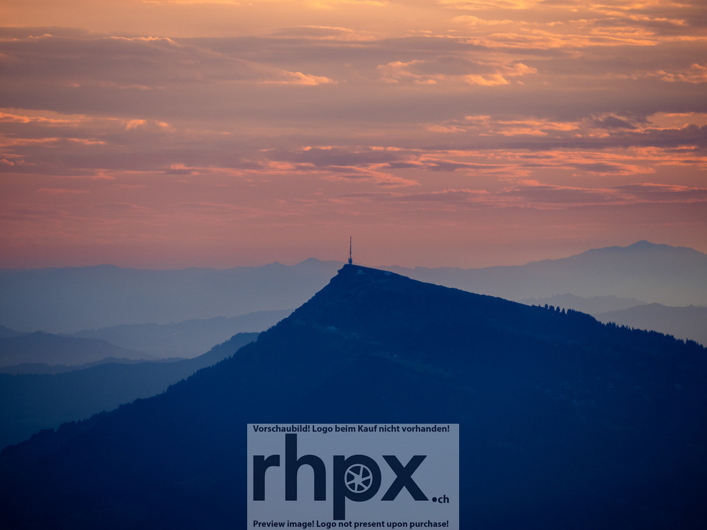 Rigi im Morgenlicht | <p><strong>Silhouette. Weite. Morgenrot.</strong></p><p>Die markante Spitze der Rigi zeichnet sich klar vor dem sanften Pastell-Himmel des Morgens ab. In tiefen Blautönen gestaffelt, ruht die Berglandschaft friedlich unter den ersten warmen Farben des Tages.</p><p>Wähle unter "Produktauswahl" dein Wunschformat: Vom klassischen Wandbild über Puzzle & Tassen bis zum digitalen Download (z.B. als Handy-Hintergrund).</p> - Realisiert mit Pictrs.com