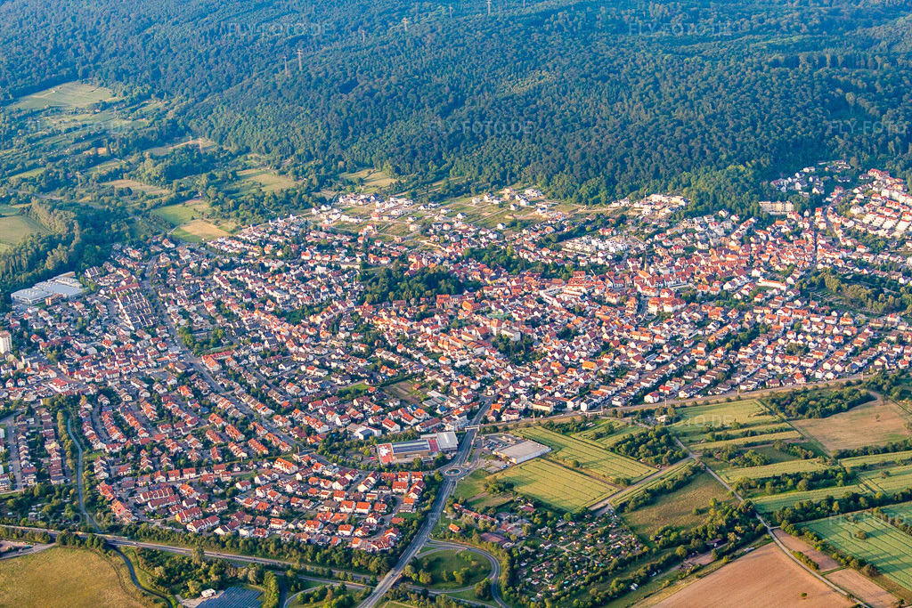 Luftbild: Ortsansicht von Südwesten in Nußloch im Bundesland Baden-Württemberg in Deutschland. – Foto: IMG_66406.jpg vom 30.05.2014 durch Werner Riehm/FLY-FOTO.de – Auflösung des Originals: 4752 x 3168 px