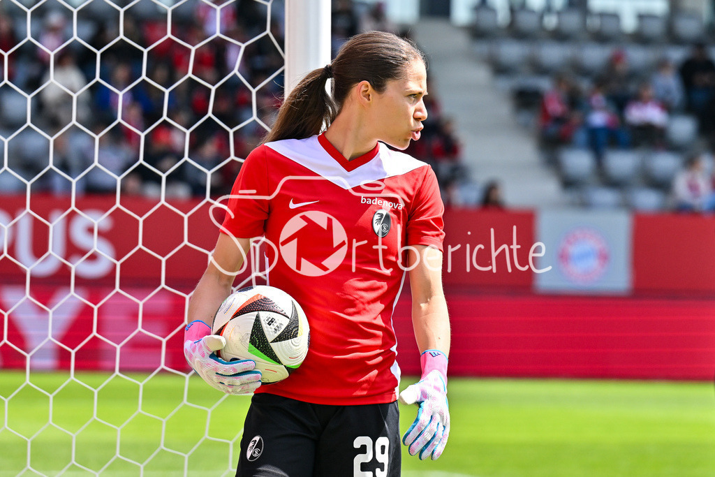FC Bayern München - SC Freiburg | am Ball Julia KASSEN (SC Freiburg Frauen 29) / Einzelfoto / Freisteller / Frauen Bundesliga: FC Bayern Muenchen - SC Freiburg, FC Bayern Campus am 27.04.2025