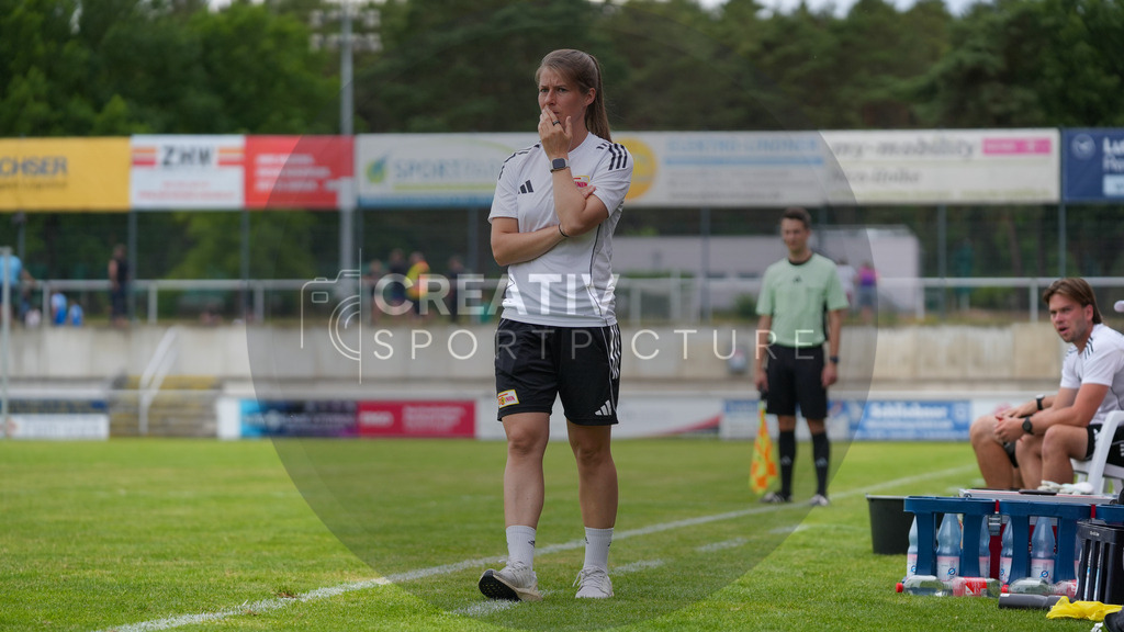 Fußball, Herren, Saison 2025/2026, 3. Luckenwalder Turmpokal, Werner-Seelenbinder-Stadion Luckenwalde, Spiel: FSV 63 Luckenwalde vs. 1.FC Union Berlin U19,  | Fußball, Herren, Saison 2025/2026, 3. Luckenwalder Turmpokal, Werner-Seelenbinder-Stadion Luckenwalde, Spiel: FSV 63 Luckenwalde vs. 1.FC Union Berlin U19, Im Bild: Marie Louise Eta (Cheftrainerin 1.FC Union Berlin U19) - Realisiert mit Pictrs.com