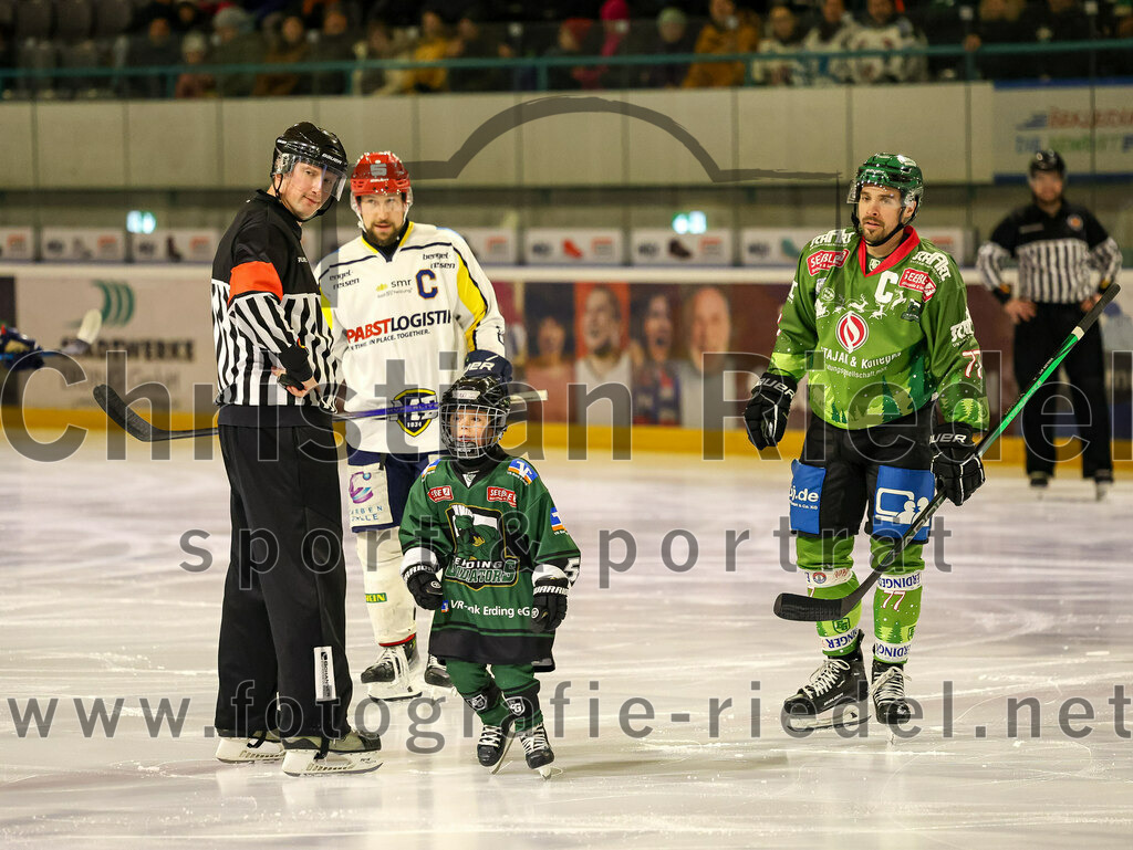 2023-12-26_008_TSV_Erding_gegen_ERV_Schweinfurt | Erding, Deutschland, 26.12.2023:
Eishockey, Bayernliga Vorrunde 2023 / 2024, 20. Spieltag, TSV Erding gegen ERV Schweinfurt, Endergebnis: 9:3

Dylan Hood (ERV Schweinfurt, #88), Philipp Michl (Erding Gladiators, #77)

Foto: Christian Riedel / fotografie-riedel.net