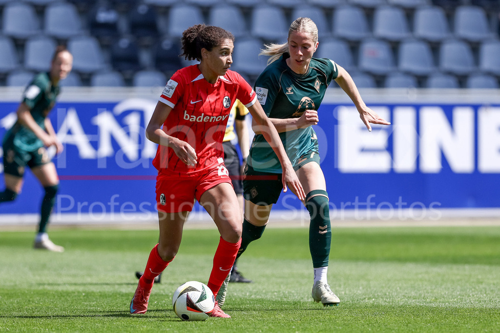 Fussball, Google Pixel Frauen-Bundesliga, SC Freiburg - SV Werder Bremen | v.li.: Cora Zicai (SC Freiburg, 28) und Sharon Beck (SV Werder Bremen, 27) im Zweikampf, Duell, Dynamik, Aktion, Action, Spielszene, DIE DFB-RICHTLINIEN UNTERSAGEN JEGLICHE NUTZUNG VON FOTOS ALS SEQUENZBILDER UND/ODER VIDEOÄHNLICHE FOTOSTRECKEN. DFB REGULATIONS PROHIBIT ANY USE OF PHOTOGRAPHS AS IMAGE SEQUENCES AND/OR QUASI-VIDEO.