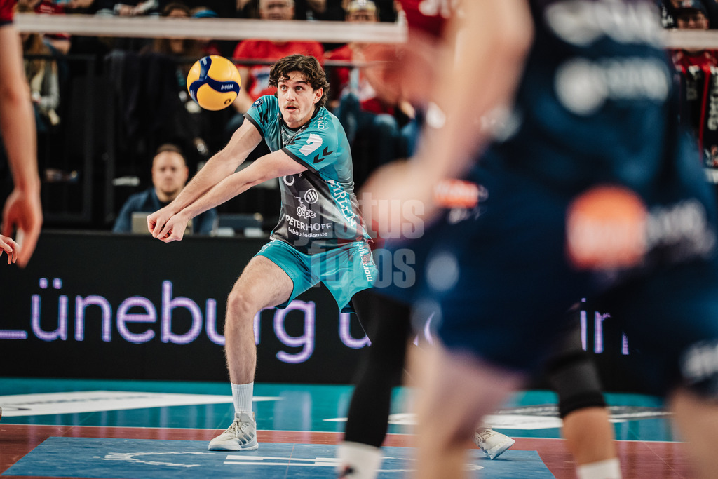 Volleyball | Herren | Saison 2025/2026 | 1. Volleyball Bundesliga Männer | DVV Pokal Halbfinale | SVG Lüneburg vs. SWD powervolleys Düren | 16.12.2025 | Ballannahme von Robin Baghdady (#8, SWD powervolleys Düren)