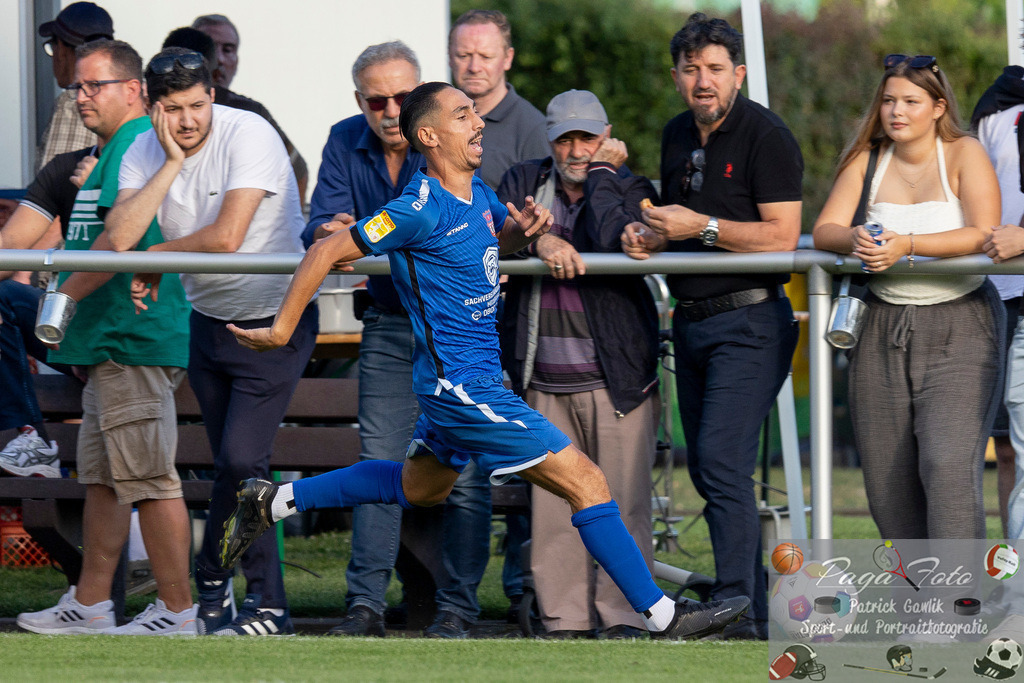 Hessenliga: Türk Gücü Friedberg - FC Eddersheim, 09.08.2024 | Dominik Wüst (FC Eddersheim #7) rennt dem Ball nach, Türk Gücü Friedberg - FC Eddersheim, Friedberg, Städtischer Sportplatz, 9.8.2024 - Realisiert mit Pictrs.com