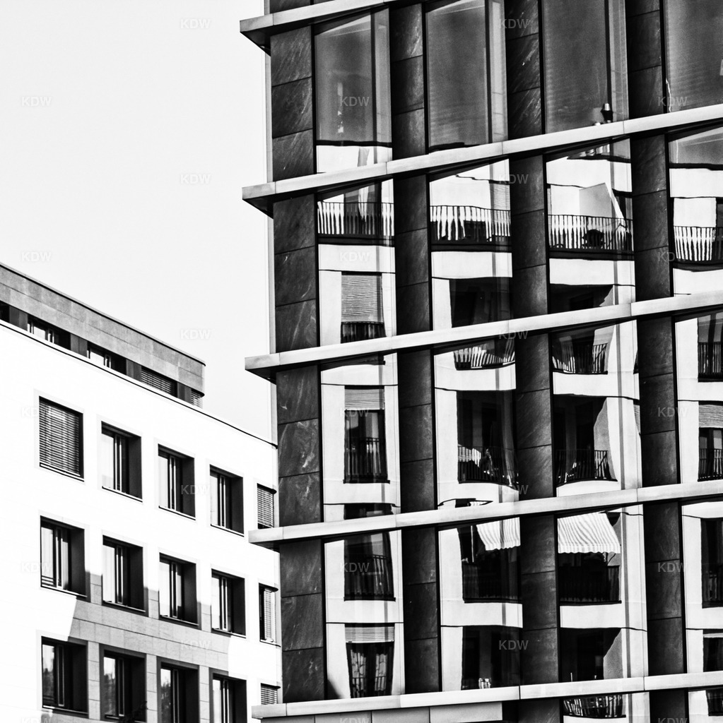 Stuttgart Pariser Platz | Gebäude mit Spiegelfenster - Realisiert mit Pictrs.com
