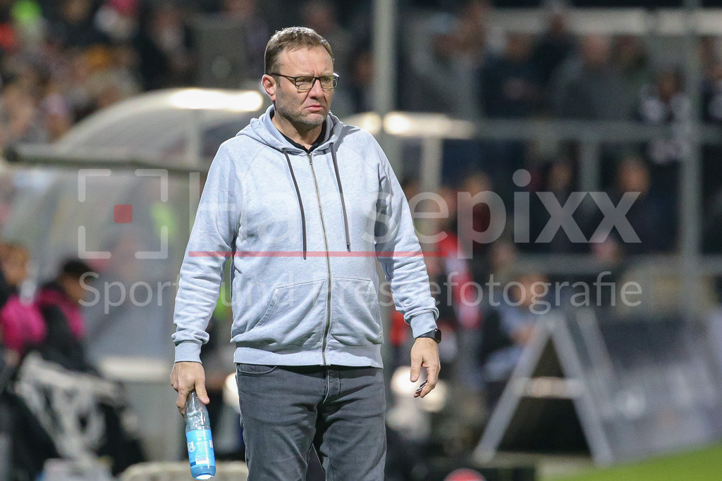 Fussball, Google Pixel Frauen-Bundesliga, Eintracht Frankfurt - SV Werder Bremen | v.li.: Thomas Horsch (Trainer, Cheftrainer, SV Werder Bremen), DIE DFB-RICHTLINIEN UNTERSAGEN JEGLICHE NUTZUNG VON FOTOS ALS SEQUENZBILDER UND/ODER VIDEOÄHNLICHE FOTOSTRECKEN. DFB REGULATIONS PROHIBIT ANY USE OF PHOTOGRAPHS AS IMAGE SEQUENCES AND/OR QUASI-VIDEO.