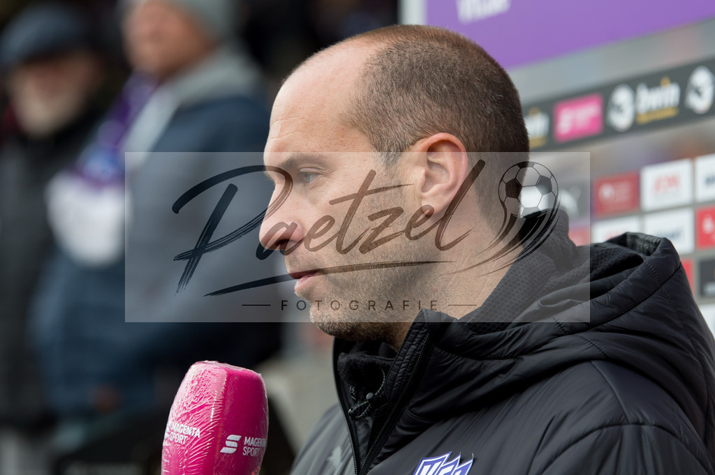 OSNTSV20211106_141 | Fussball, Herren: Trainer Daniel Scherning (VfL Osnabrueck) im Interview bei dem Spiel der 3. Liga zwischen VfL Osnabrueck und TSV 1860 Muenchen im Stadion an der Bremer Bruecke am 06.11.2021 in Osnanbrueck, Deutschland.DFB / DFL REGULATIONS PROHIBIT ANY USE OF PHOTOGRAPHS AS IMAGE SEQUENCES AND/OR QUASI-VIDEO. - Realisiert mit Pictrs.com