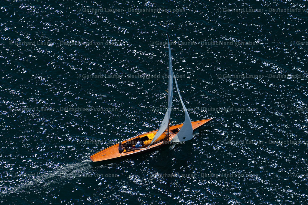 4031397 | STARNBERGER SEE 12.06.2020 Sportboot- Segelschiff mit weißen Seggeln auf dem Fahrt auf dem Starnberger See im Bundesland Bayern, Deutschland. // Sports boat sailing ship with white sails on the journey on Lake Starnberg in the state Bavaria, Germany. Foto: Gerhard Launer