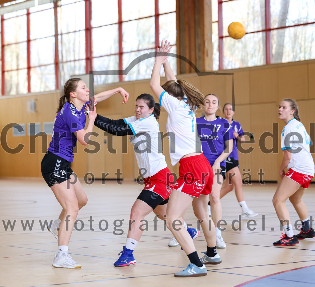 2023-03-18_047_SpVgg_Altenerding_II_gegen_HSG_Freising-Neufahrn_II | Erding, Deutschland, 18.03.2023:
Handball, Bezirksliga Frauen Altbayern 2022 / 2023, 14. Spieltag, SpVgg Altenerding II gegen HSG Freising-Neufahrn II, Endergebnis: 25:27

Sophie Lößl (SpVgg Altenerding, #24), Antonia Koch (HSG Freising-Neufahrn, #6), Cara Bittner (HSG Freising-Neufahrn, #11)

Foto: Christian Riedel / fotografie-riedel.net