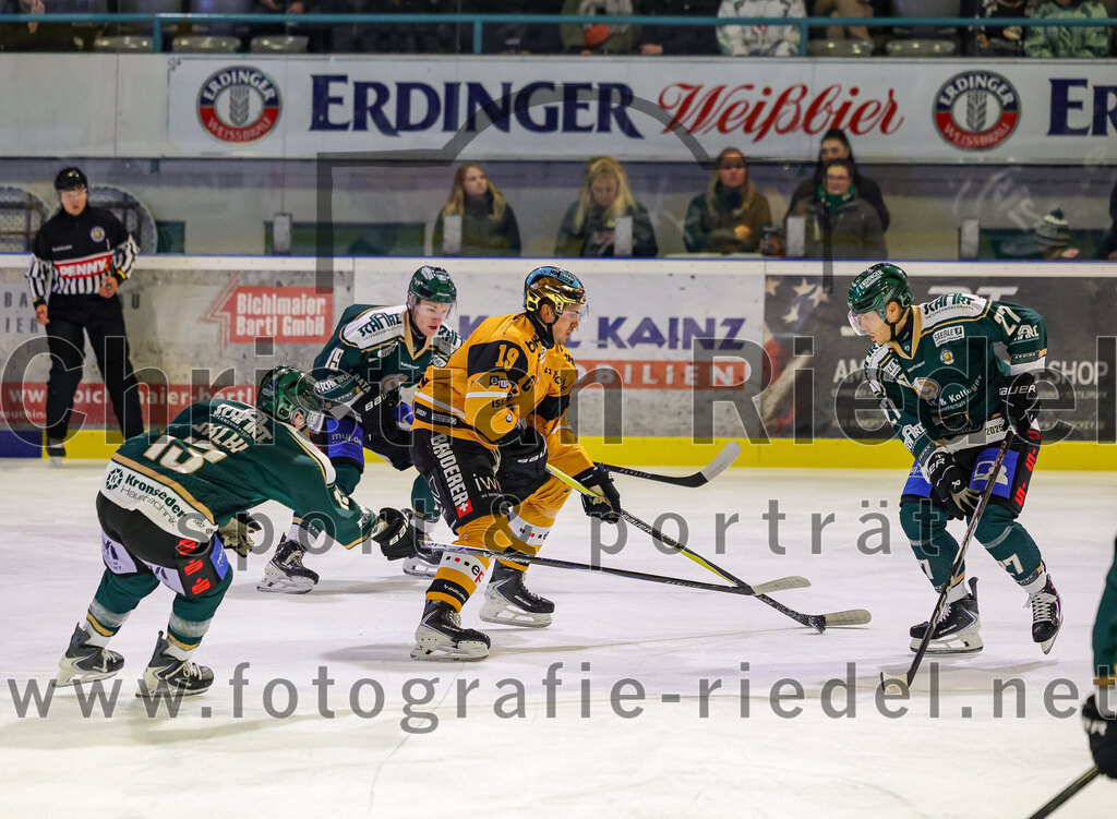 2025-11-02_063_TSV_Erding_gegen_EV_Fuessen | Erding, Deutschland, 02.11.2025:Eishockey, Oberliga Süd 2025 / 2026, 15. Spieltag, TSV Erding gegen EV Füssen, Endergebnis: 2:6Björn Salhi (Erding Gladiators, #13), Dennis Henter (Erding Gladiators, #19), Julian Straub (EV Füssen, #19), Mark Waldhausen (Erding Gladiators, #27)Foto: Christian Riedel / fotografie-riedel.net