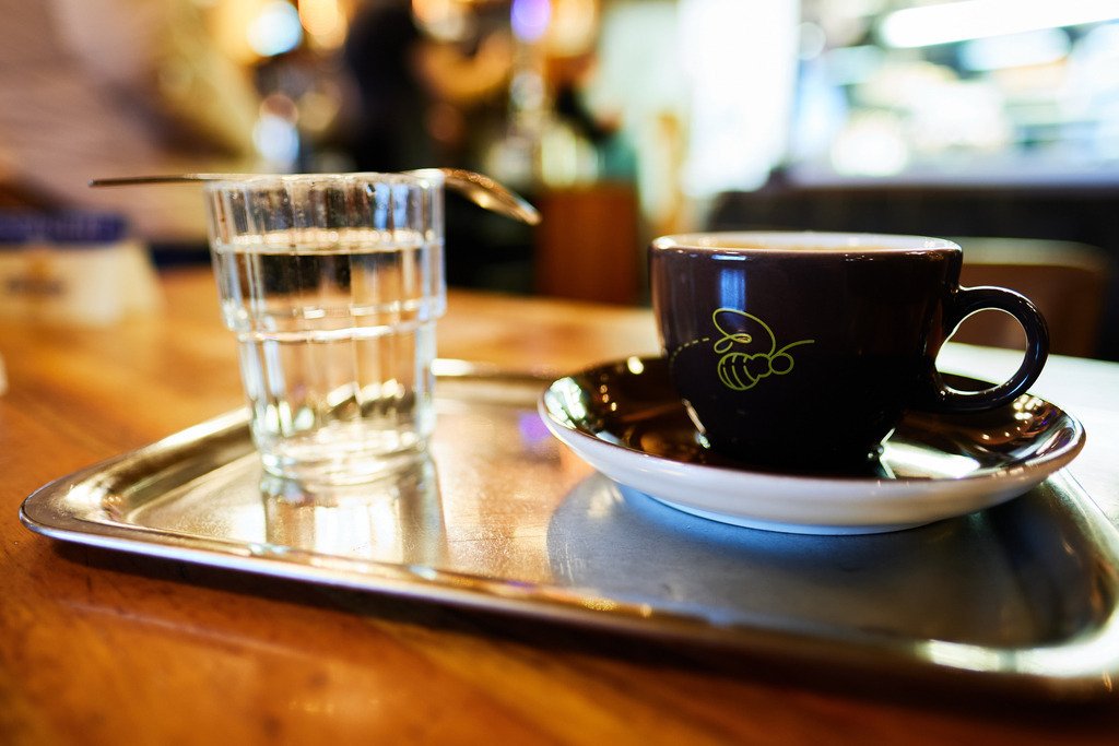 eine Melange und ein Glas Wasser auf dem Tisch | WIen, Austria - March 31, 2022; Cafe Hummel; eine Melange und ein Glas Wasser auf dem Tisch. - Realisiert mit Pictrs.com