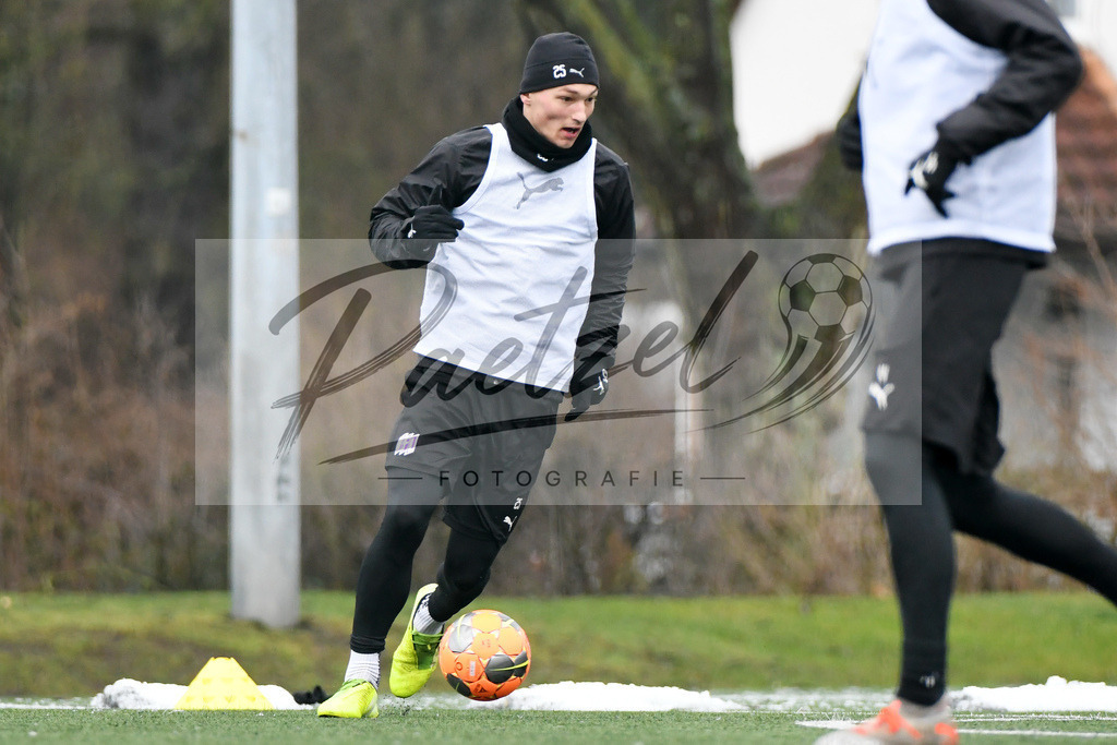 20200226_TRAOSN_0070 | Fussball, Herren: Sven Koehler (VfL Osnabrueck) in Aktion, am Ball, Einzelaktion waehrend der Trainingseinheit des VfL Osnabrueck im Sportpark Illoshoehe am 26.02.2020 in Osnabrueck, Deutschland. - Realisiert mit Pictrs.com