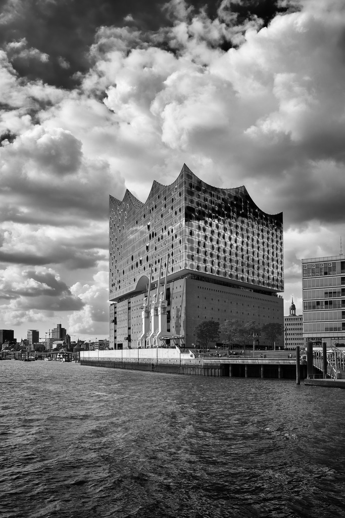 hamburg elbphilharmonie in schwarzweiss bild auf leinwand acrylglas | Kaufen Sie Hamburg Bilder und Hamburg Fotos auf Leinwand, Acrylglas, Alu-Dibond, oder als Poster in Hamburgs großer Onlinegalerie. Elbphilharmonie Bilder, Hamburger Hafen, Speicherstadt, Alster und viel mehr.