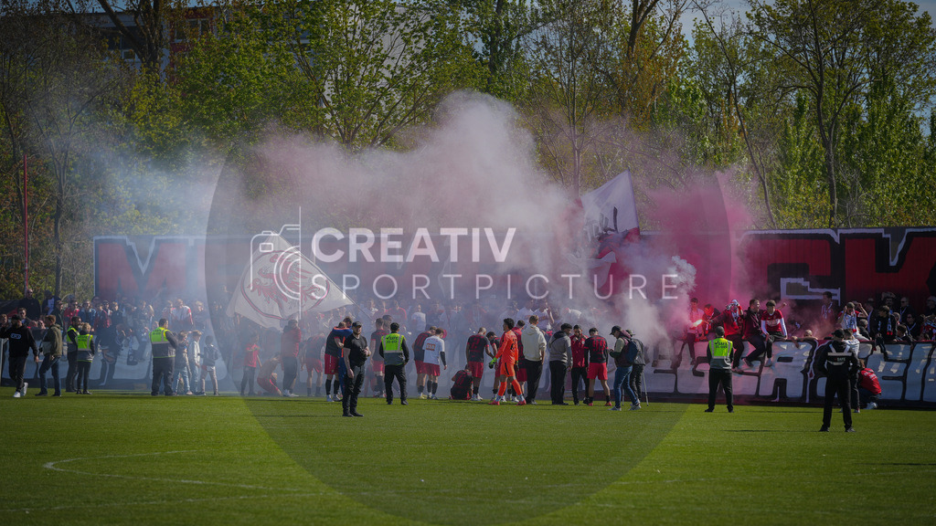 Fußball, Herren, Saison 2025/2026, Brandenburgliga, 23. Spieltag, Brandenburger SC Süd 05 vs. BSG Stahl Brandenburg, Samstag 25.04.2026, Werner-Seelenbinder-Sportplatz Brandenburg an der Havel | Fußball, Herren, Saison 2025/2026, Brandenburgliga, 23. Spieltag, Brandenburger SC Süd 05 vs. BSG Stahl Brandenburg, Samstag 25.04.2026, Werner-Seelenbinder-Sportplatz Brandenburg an der Havel, Im Bild: Die Spieler des Brandenburger SC Süd feiern nach Spielende mit den Fans den Derbysieg. Die Fans zündeten erneut Pyrostechnik - Realisiert mit Pictrs.com