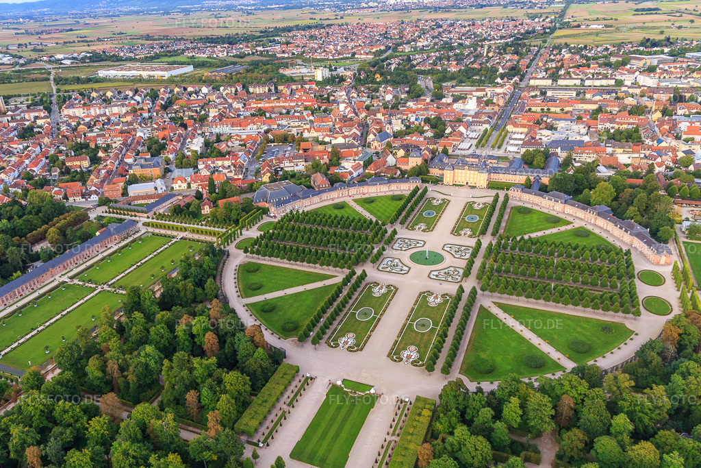 Luftbild: Arionbrunnen im Zentrum des Schwetzinger Schlossgarten und Hirschgruppe - Skulpturen mit Brunnen in Schwetzingen im Bundesland Baden-Württemberg in Deutschland. Foto: IMG_102614.jpg vom 24.08.2017 durch Werner Riehm/FLY-FOTO.deGartenmoschee