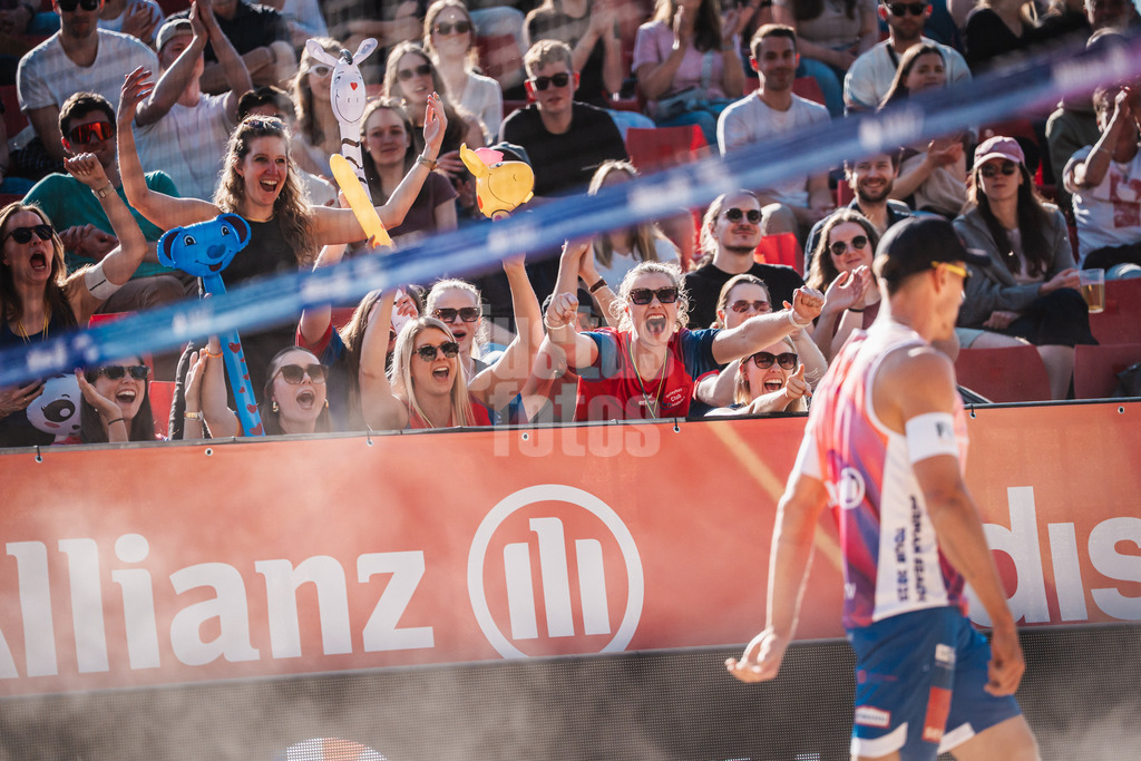 Beachvolleyball | Männer | Allianz German Beach Tour 2025 | Tourstop Düsseldorf | 09.05.2025 | Fans jubeln für die Brüder Poniewaz