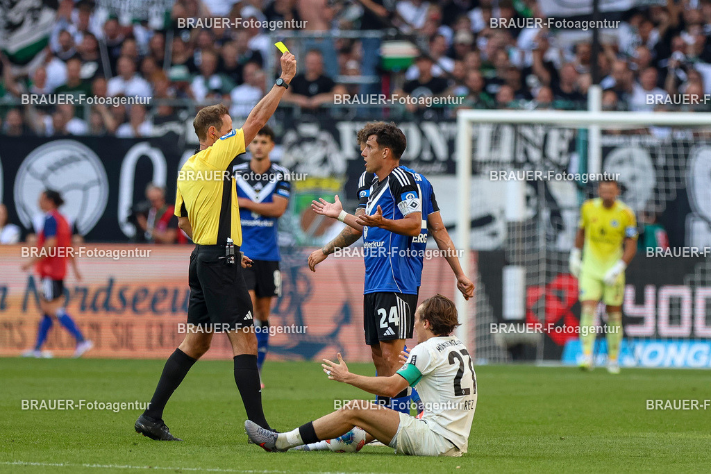 Borussia Mönchengladbach vs Hamburger SV - Bundesliga  | Mönchengladbach, Deutschland, 24.08.25:   Nicolas Capaldo (Hamburger SV) erhaelt die gelbe Karte von Schiedsrichter Sascha Stegemann waehrend des Spiels der Bundesliga zwischen Borussia Mönchengladbach vs Hamburger SV im Stadion im Borussia Park(Foto von Brauer-Fotoagentur / Adrian Schlueter)