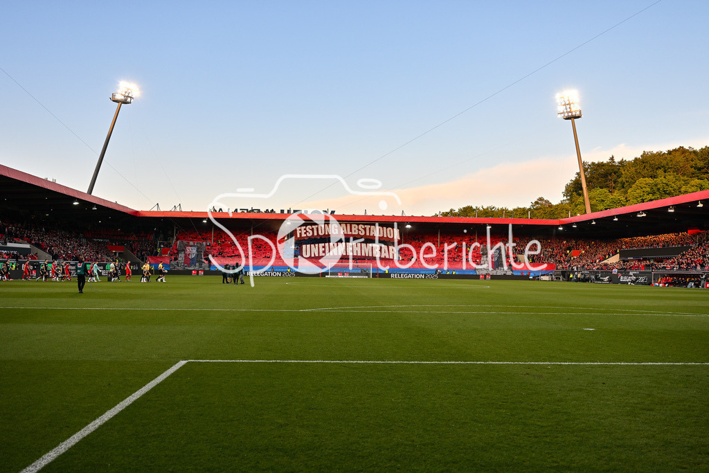 1. FC Heidenheim - SV Elversberg 07 | Die Fans der Hausherren haben zu Spielbeginn eine Choreo vorbereitet / Ultras / Choreographie / Relegation Bundesliga: 1. FC Heidenheim - SV Elversberg 07, Voith-Arena am 22.05.2025 / DFL REGULATIONS PROHIBIT ANY USE OF PHOTOGRAPHS AS IMAGE SEQUENCES AND/OR QUASI-VIDEO / BLD / ZDF