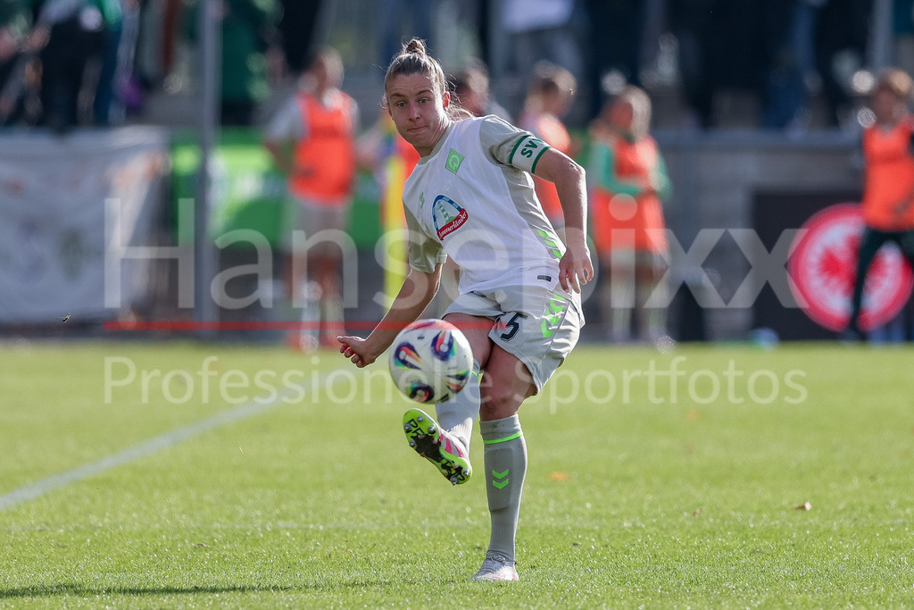 Fussball, Google Pixel Frauen-Bundesliga, Eintracht Frankfurt - SV Werder Bremen | Michelle Ulbrich (SV Werder Bremen, 5) am Ball, Freisteller, Einzelbild, Ganzkörper, Aktion, Action, Spielszene, DIE DFB-RICHTLINIEN UNTERSAGEN JEGLICHE NUTZUNG VON FOTOS ALS SEQUENZBILDER UND/ODER VIDEOÄHNLICHE FOTOSTRECKEN. DFB REGULATIONS PROHIBIT ANY USE OF PHOTOGRAPHS AS IMAGE SEQUENCES AND/OR QUASI-VIDEO.
