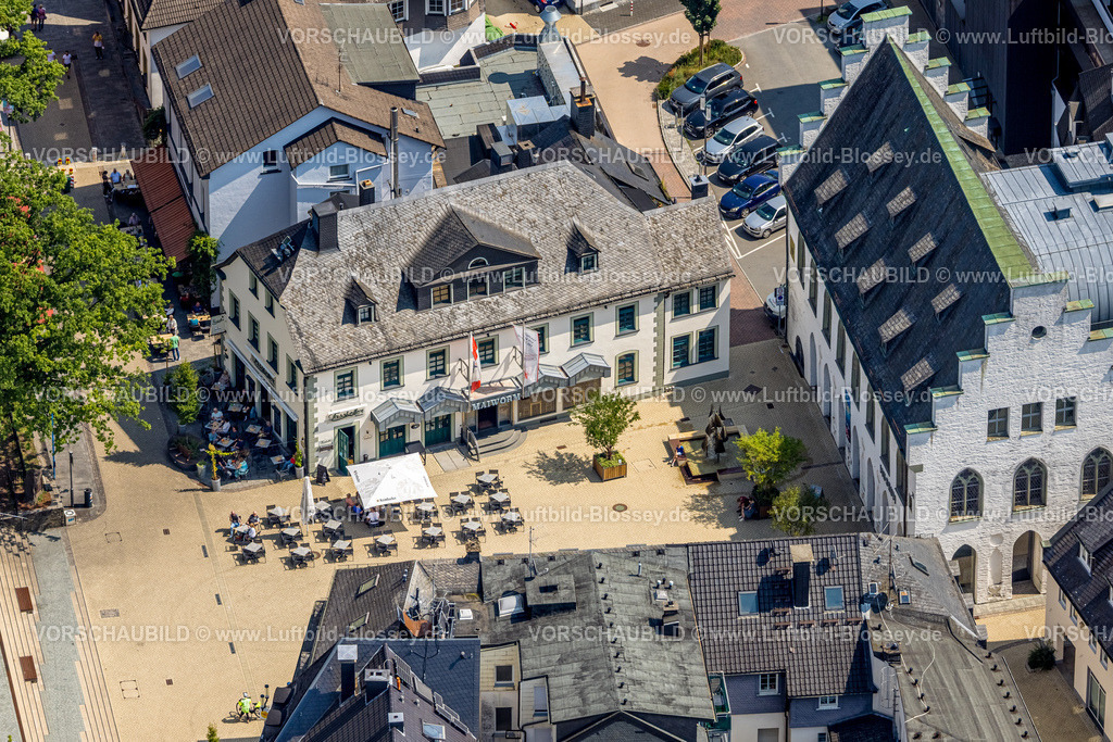 Attendorn250808462 | Luftbild, Maiworm Metzgerei und Außengastronomie, rechts das Südsauerlandmuseum, Alter Markt, Attendorn, Sauerland, Nordrhein-Westfalen, Deutschland